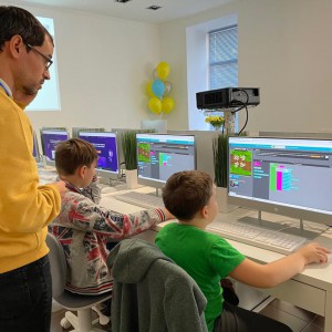 KIBERone уже в Саратове! - КИБЕРшкола программирования для детей, компьютерные курсы для школьников, начинающих и подростков - KIBERone г. Югорск